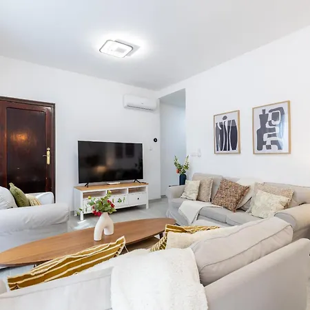 Elegance Cityscape Apartment